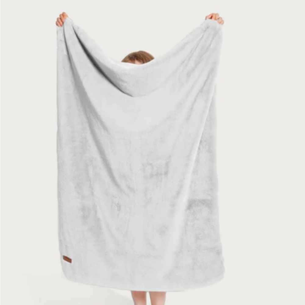 NEW UnHide L’il Marshmallow Plush Blanket in Silver Fox